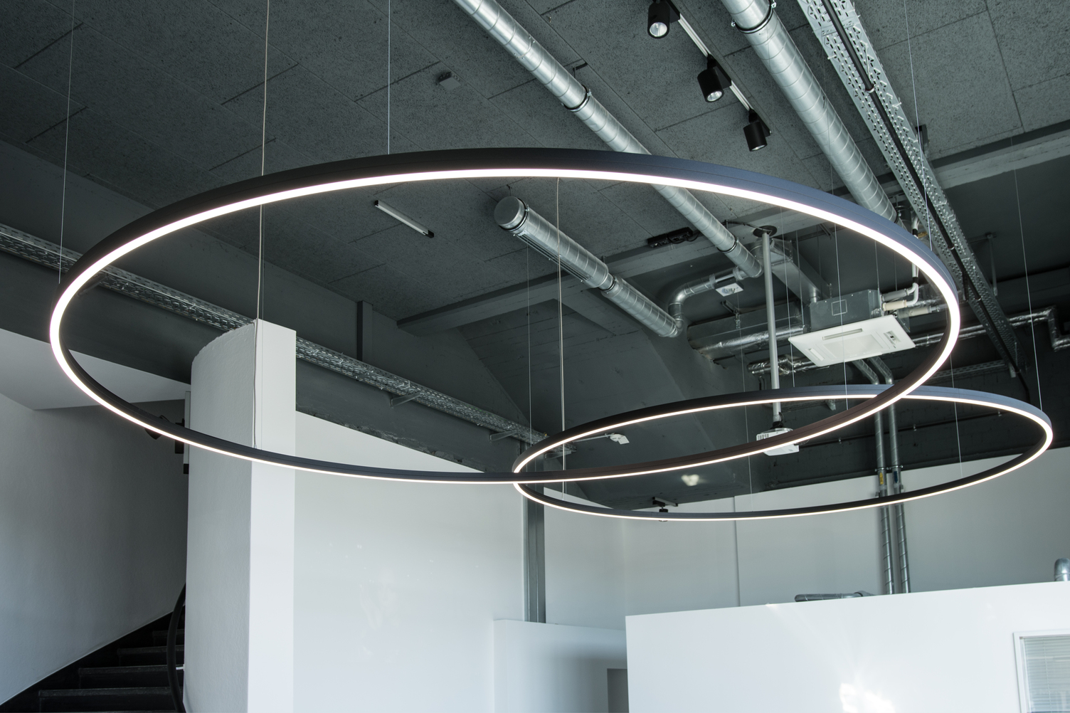 SATTLER DOPPIO – Filigree, floating light rings in Salon MENTES in Göppingen
