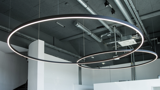 SATTLER DOPPIO – Filigree, floating light rings in Salon MENTES in Göppingen | © Werbeagentur Horst Mohring