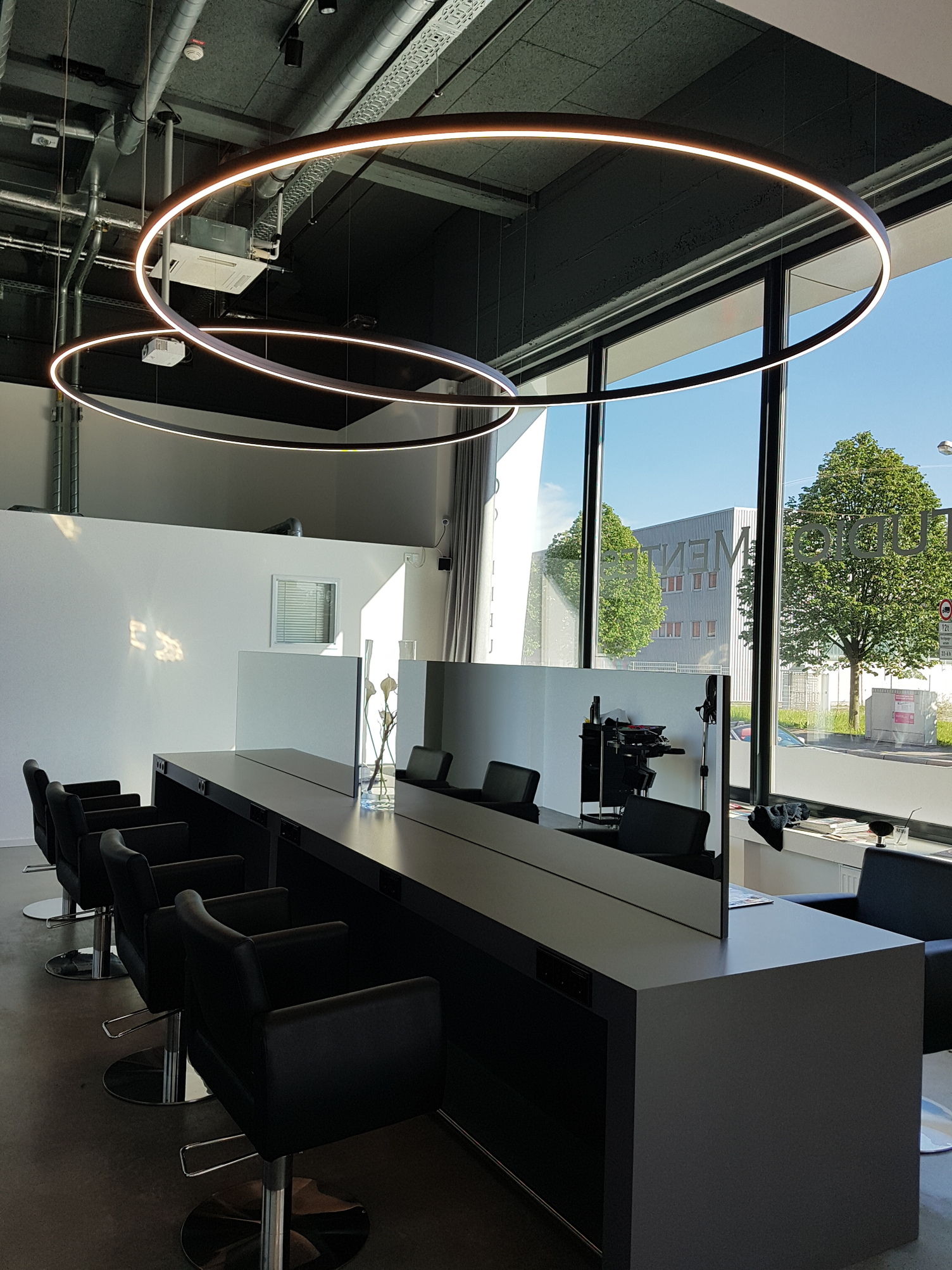 SATTLER DOPPIO – Perfectly balanced, floating light rings in Salon MENTES in Göppingen