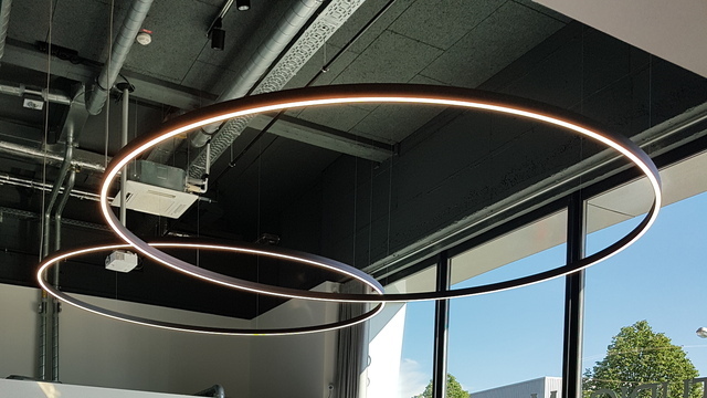 SATTLER DOPPIO – Perfectly balanced, floating light rings in Salon MENTES in Göppingen | © Werbeagentur Horst Mohring