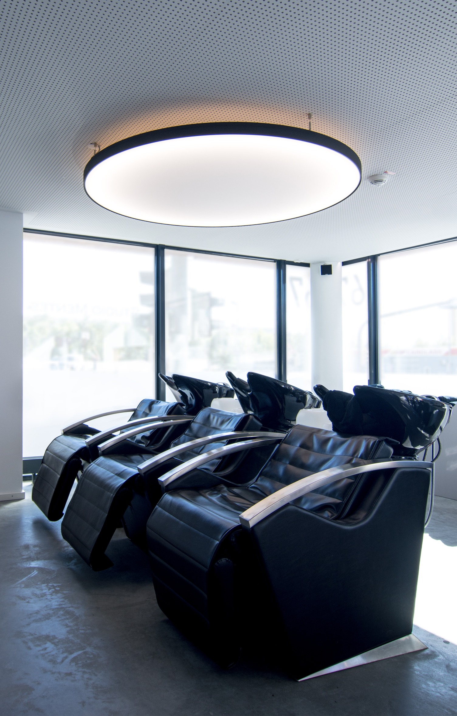 SATTLER HIGHMOON FLAT – Homogeneous, large-area lighting in the washing area of Salon MENTES