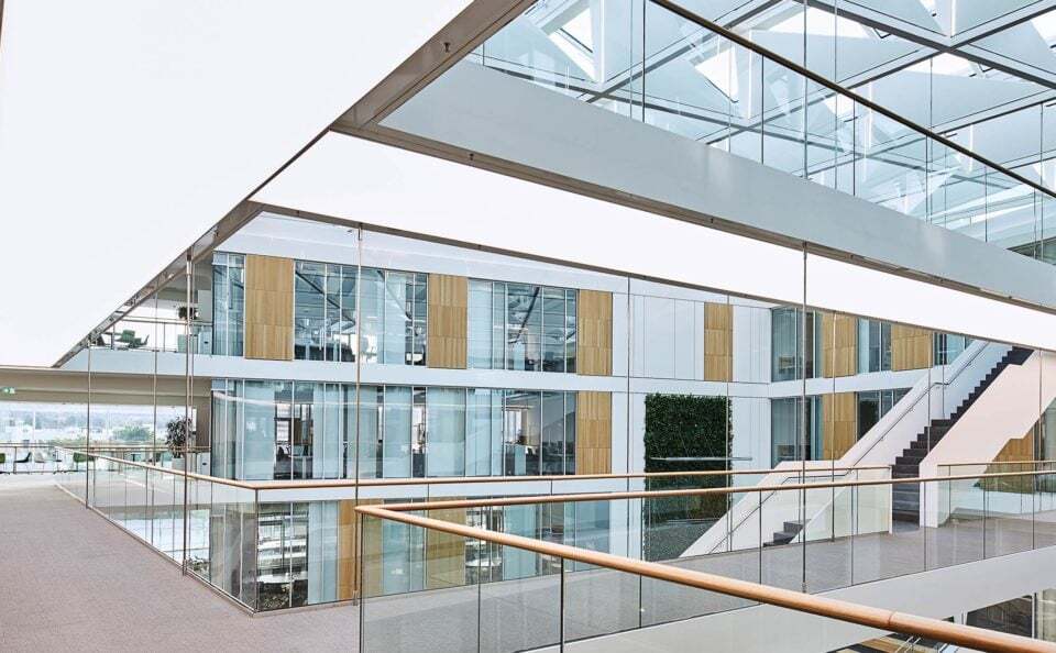 Lichtstege im modernen Treppenhaus des Bürogebäudes von Sartorius | © Studio DL Lichtstege im modernen Treppenhaus des Bürogebäudes von Sartorius, die Treppenunterseite beleuchtet jeweils den darunter führenden Gang. | © Studio DL