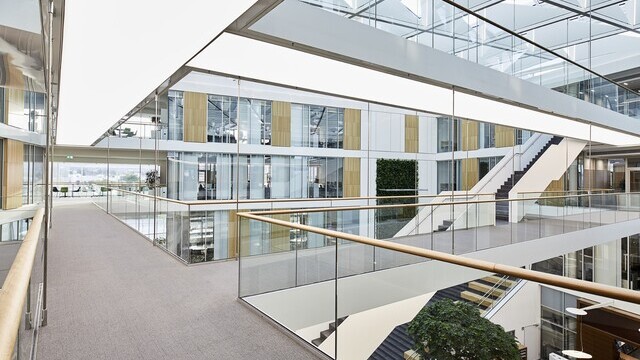 Lichtstege im modernen Treppenhaus des Bürogebäudes von Sartorius, die Treppenunterseite beleuchtet jeweils den darunter führenden Gang. | © Studio DL