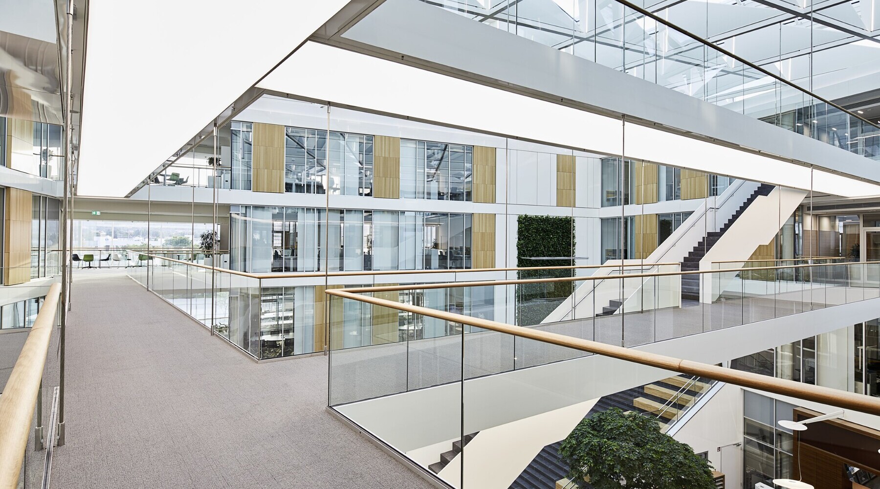 Lichtstege im modernen Treppenhaus des Bürogebäudes von Sartorius, die Treppenunterseite beleuchtet jeweils den darunter führenden Gang.