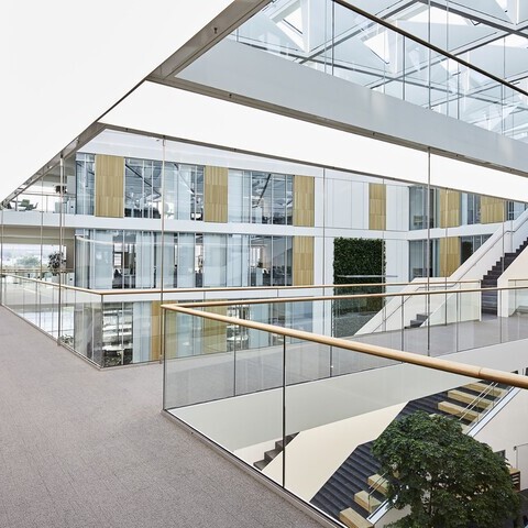 Lichtstege im modernen Treppenhaus des Bürogebäudes von Sartorius, die Treppenunterseite beleuchtet jeweils den darunter führenden Gang.