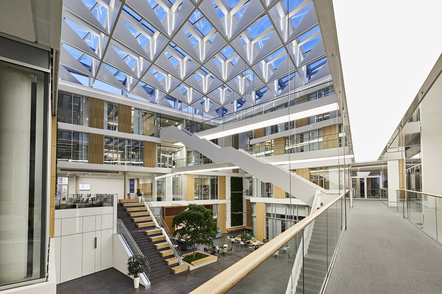 Lichtstege im modernen Treppenhaus des Bürogebäudes von Sartorius, die Treppenunterseite beleuchtet jeweils den darunter führenden Gang.
