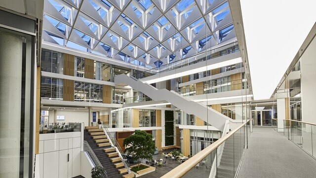 Lichtstege im modernen Treppenhaus des Bürogebäudes von Sartorius, die Treppenunterseite beleuchtet jeweils den darunter führenden Gang. | © Studio DL