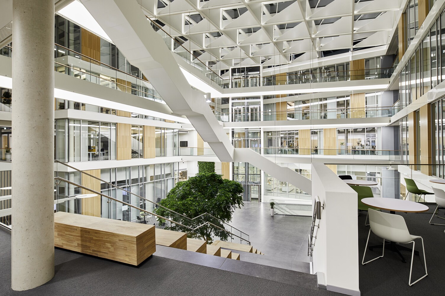Lichtstege im modernen Treppenhaus des Bürogebäudes von Sartorius, die Treppenunterseite beleuchtet jeweils den darunter führenden Gang.