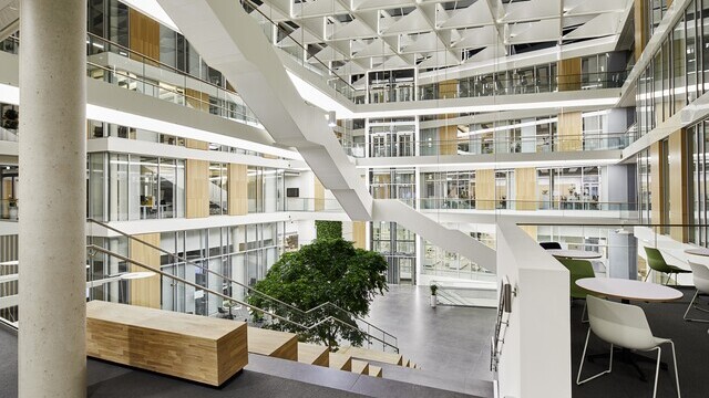 Lichtstege im modernen Treppenhaus des Bürogebäudes von Sartorius, die Treppenunterseite beleuchtet jeweils den darunter führenden Gang. | © Studio DL