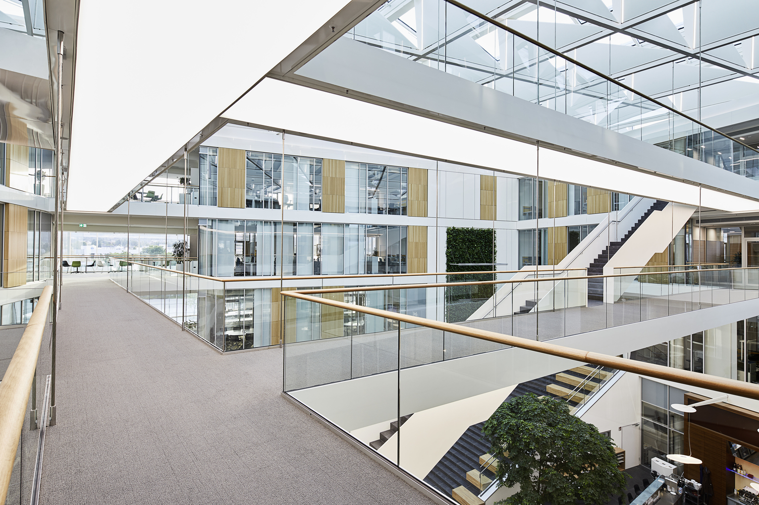 Lichtstege im modernen Treppenhaus des Bürogebäudes von Sartorius, die Treppenunterseite beleuchtet jeweils den darunter führenden Gang.
