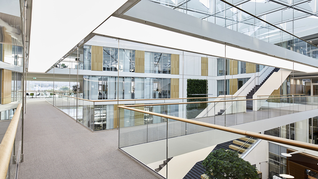 Lichtstege im modernen Treppenhaus des Bürogebäudes von Sartorius, die Treppenunterseite beleuchtet jeweils den darunter führenden Gang. | © Studio DL