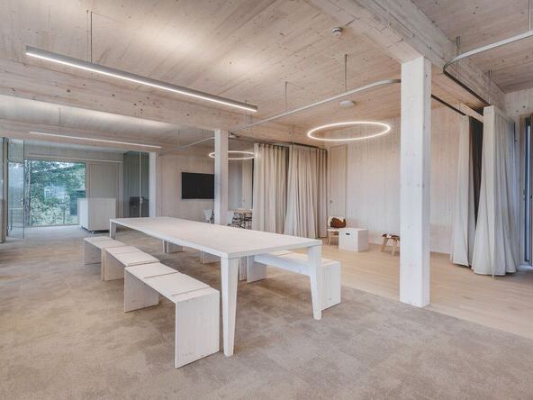 Heller Büro- und Besprechungsbereich im Schumann Project mit linearen Leuchten und Ringleuchten unter einer Holzdecke | ©  Johannes Willwacher