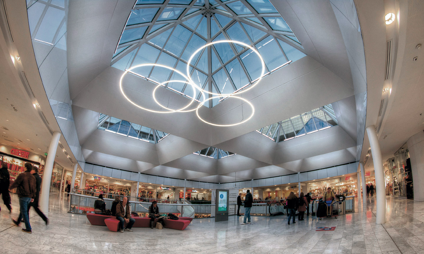 SLIM Ringleuchten in der Shopping Mall Helsinki unter Glasdach