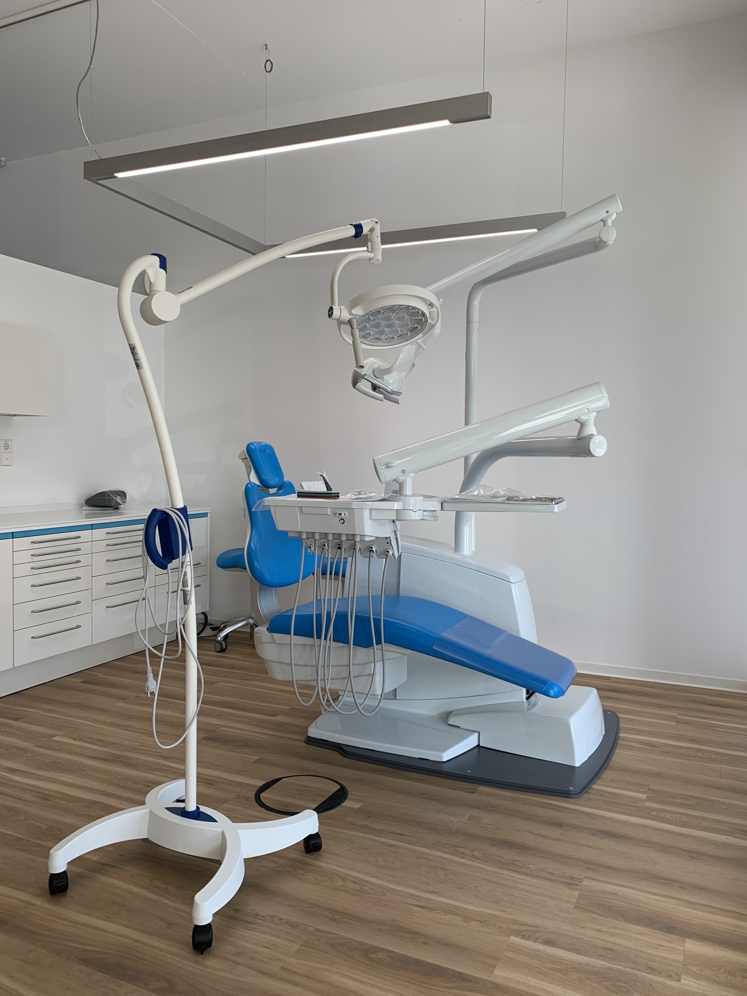 BRILLANT - U-shaped light - specially developed for dental treatment ...