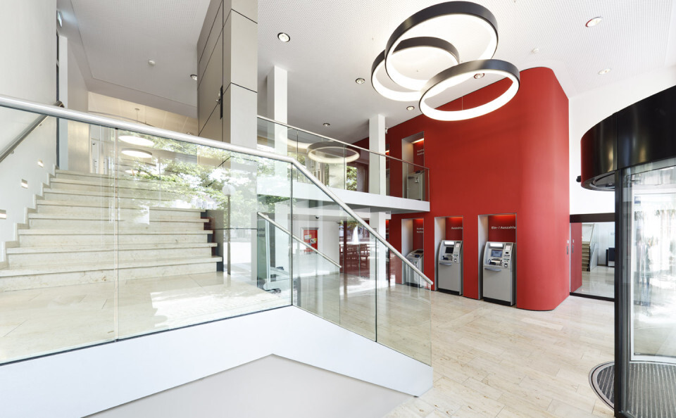 ATM area at Sparkasse Südwestpfalz in Zweibrücken, with modern Circolo lighting fixtures by Sattler.