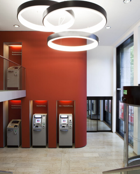 Bright and modern entrance of Sparkasse Südwestpfalz in Zweibrücken, featuring Sattler's Circolo lighting fixtures.