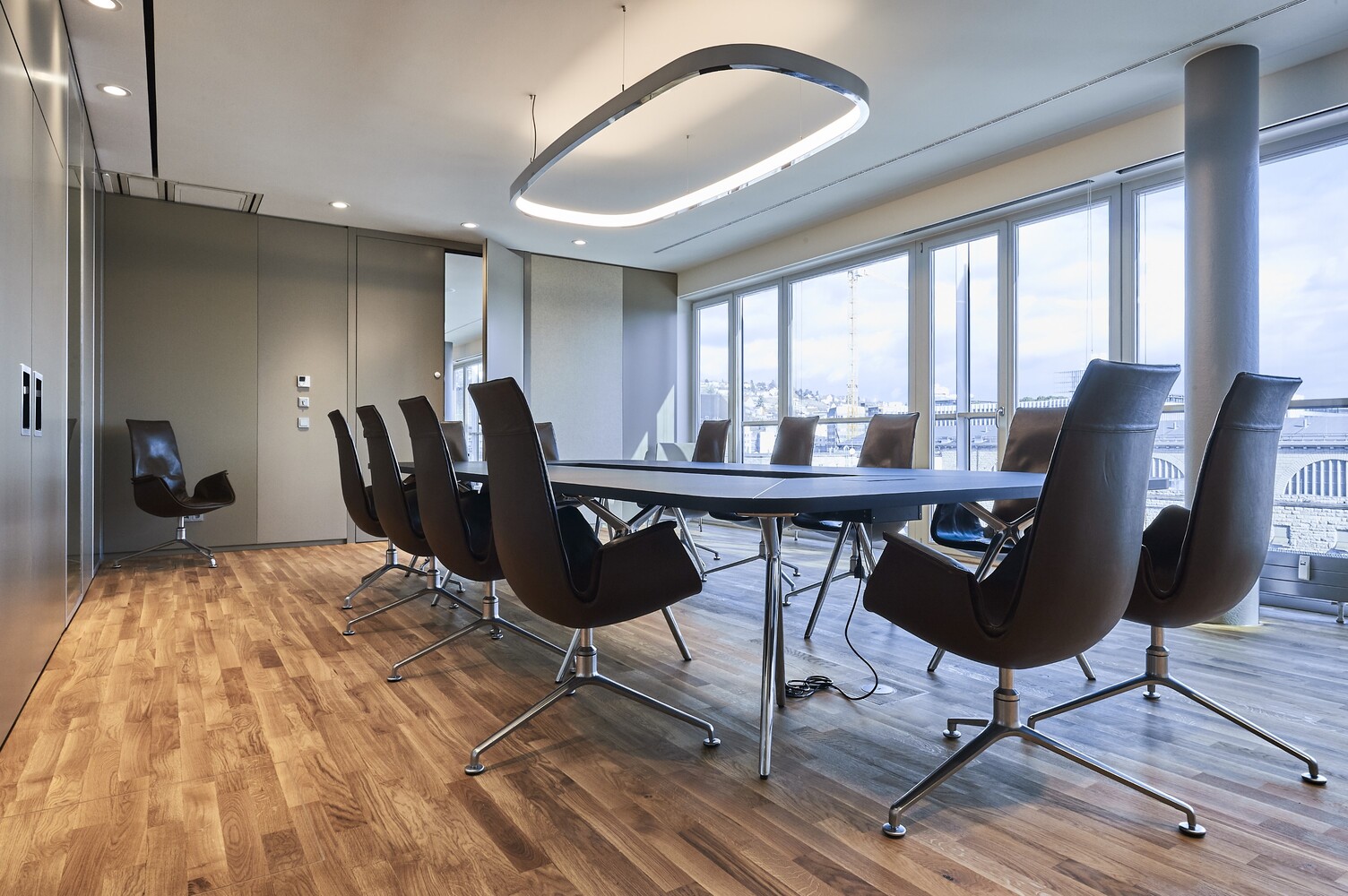 Moderner Besprechungsraum mit SATTLER Soft Delta und Soft Square Leuchten. Hochwertige Beleuchtung für Konferenzräume mit natürlicher Ausleuchtung und stilvollem Design.