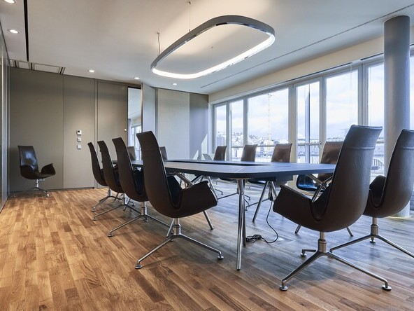 Modern meeting room with SATTLER Soft Delta and Soft Square luminaires. High-quality lighting for conference rooms with natural illumination and stylish design. | © Fotografie SUL – Sven Lorenz