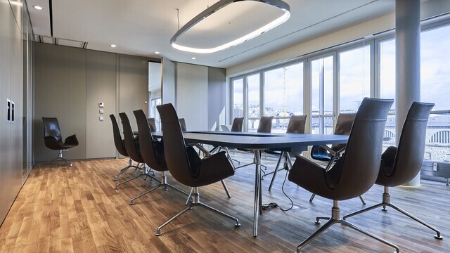 Moderner Besprechungsraum mit SATTLER Soft Delta und Soft Square Leuchten. Hochwertige Beleuchtung für Konferenzräume mit natürlicher Ausleuchtung und stilvollem Design. | © Fotografie SUL – Sven Lorenz