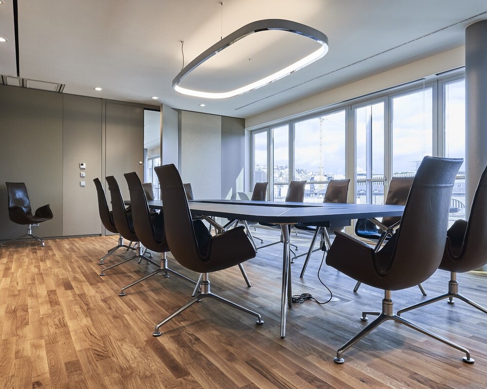 Dekorative Beleuchtung für Besprechungsräume – rechteckige Ringpendelleuchte SOFT SQUARE | © Fotografie SUL – Sven Lorenz Moderner Besprechungsraum mit SATTLER Soft Delta und Soft Square Leuchten. Hochwertige Beleuchtung für Konferenzräume mit natürlicher Ausleuchtung und stilvollem Design. | © Fotografie SUL – Sven Lorenz