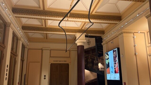 Geschwungene Sonderleuchte „Medusa“ vor der historischen Stuckdecke im Staatlichen Museum Schwerin | © Ulrich Sattler
