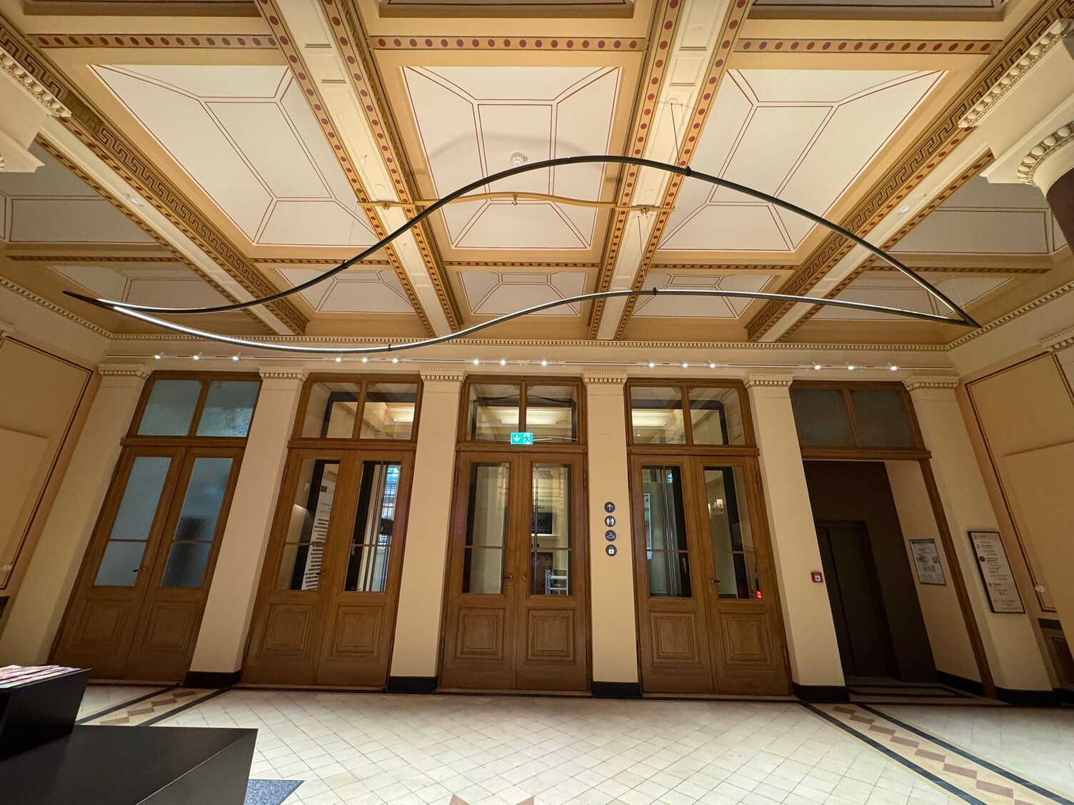 Skulpturale Sonderleuchte im historischen Foyer des Staatlichen Museums Schwerin | © Ulrich Sattler