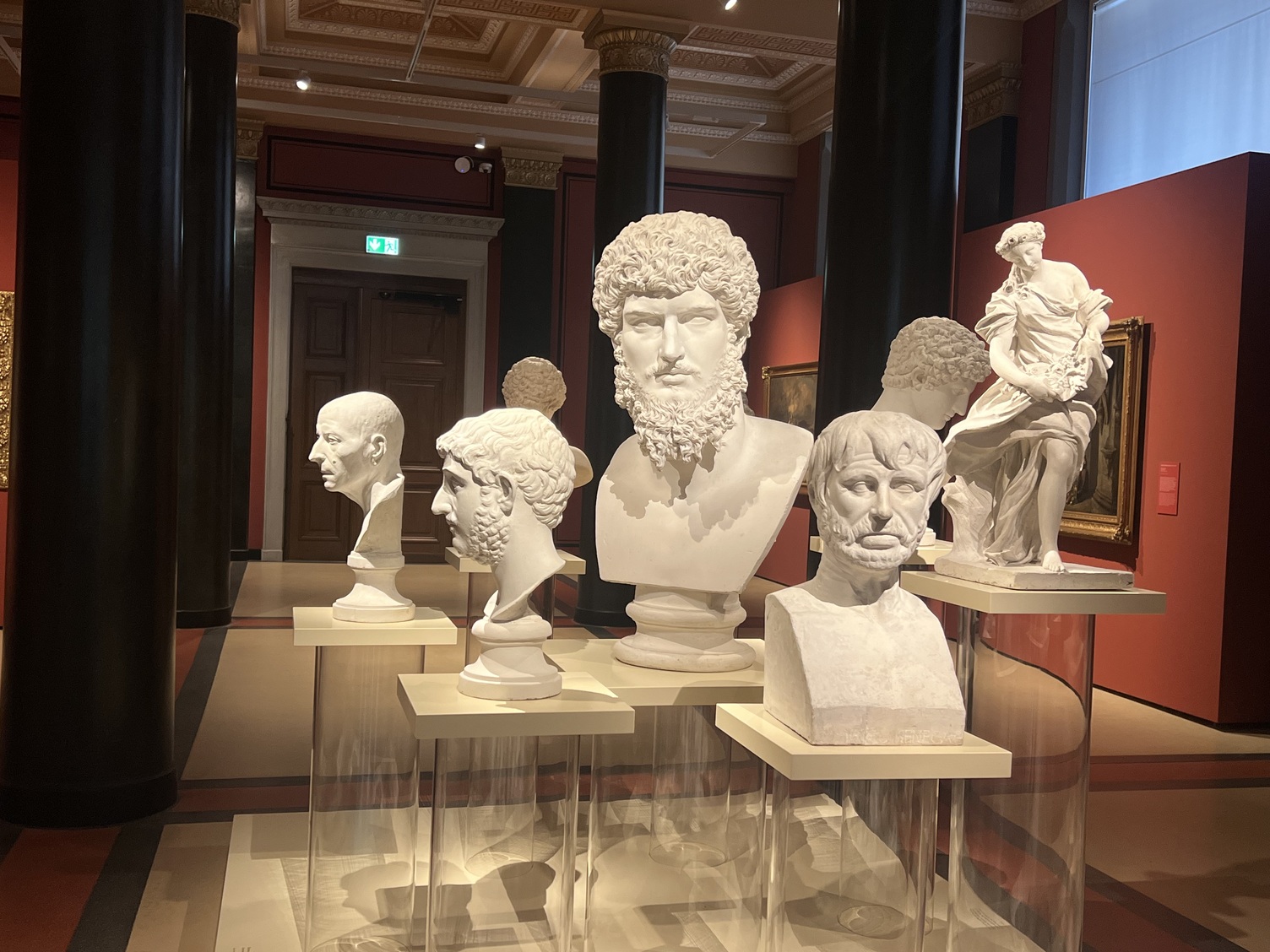 Antike Büsten und Skulpturen in einer Vitrine im Staatlichen Museum Schwerin | © Ulrich Sattler