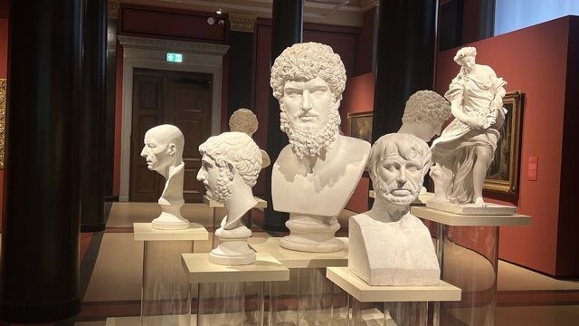 Antike Büsten und Skulpturen in einer Vitrine im Staatlichen Museum Schwerin | © Ulrich Sattler