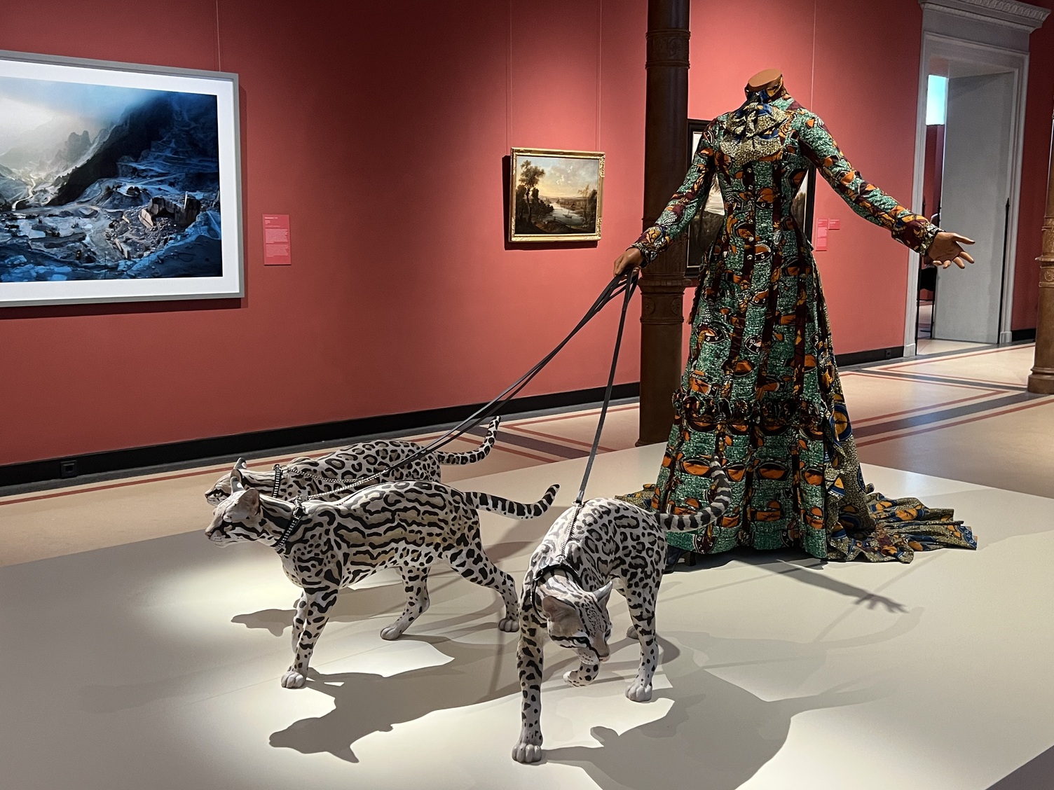 Figur mit zwei Raubkatzen-Skulpturen in der Ausstellung des Staatlichen Museums Schwerin | © Ulrich Sattler