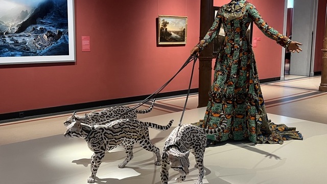 Figur mit zwei Raubkatzen-Skulpturen in der Ausstellung des Staatlichen Museums Schwerin | © Ulrich Sattler