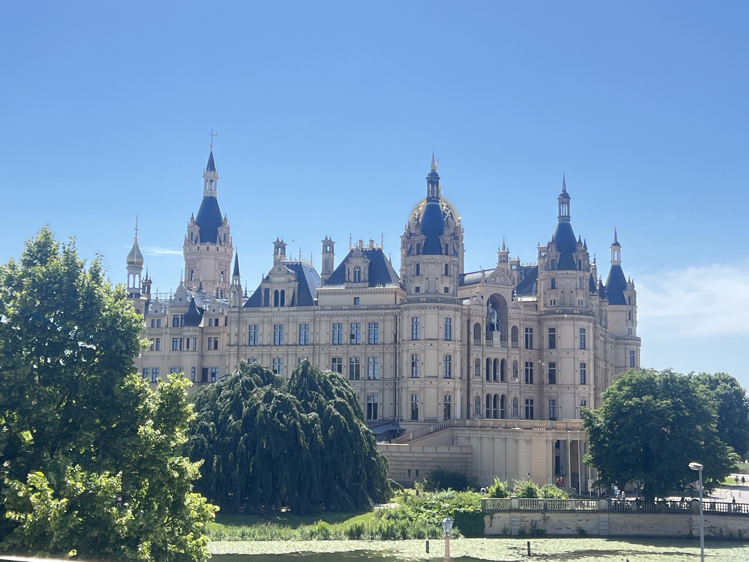 Schweriner Schloss im Umfeld des Staatlichen Museums Schwerin | © Ulrich Sattler