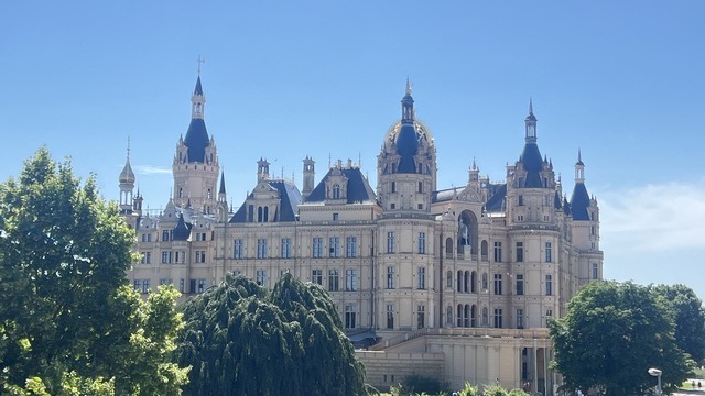Schweriner Schloss im Umfeld des Staatlichen Museums Schwerin | © Ulrich Sattler