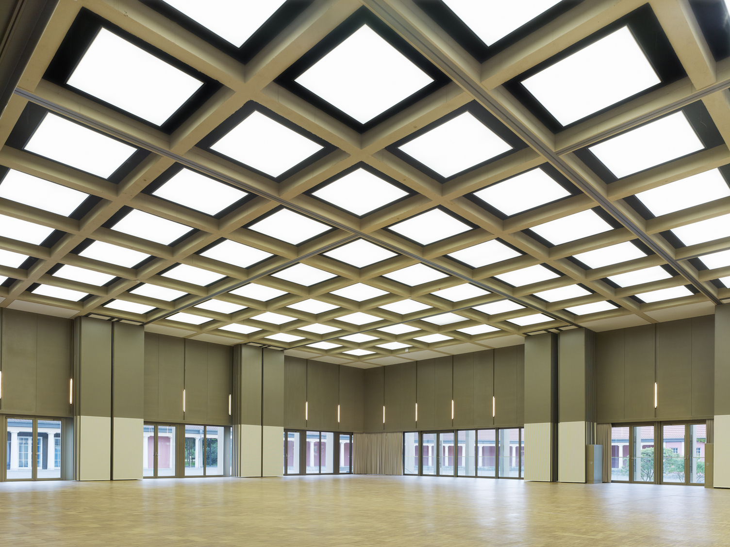 SATTLER Lichtdecke mit gleichmäßigen Lichtflächen in großem Saal