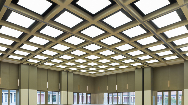 SATTLER Lichtdecke mit gleichmäßigen Lichtflächen in großem Saal