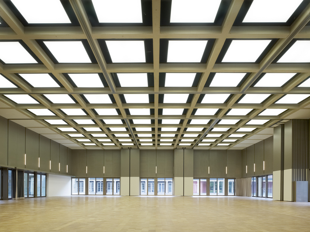 Lichtdecke in öffentlichem Gebäude mit homogener Beleuchtung großer Raumflächen | © Constantin Meyer