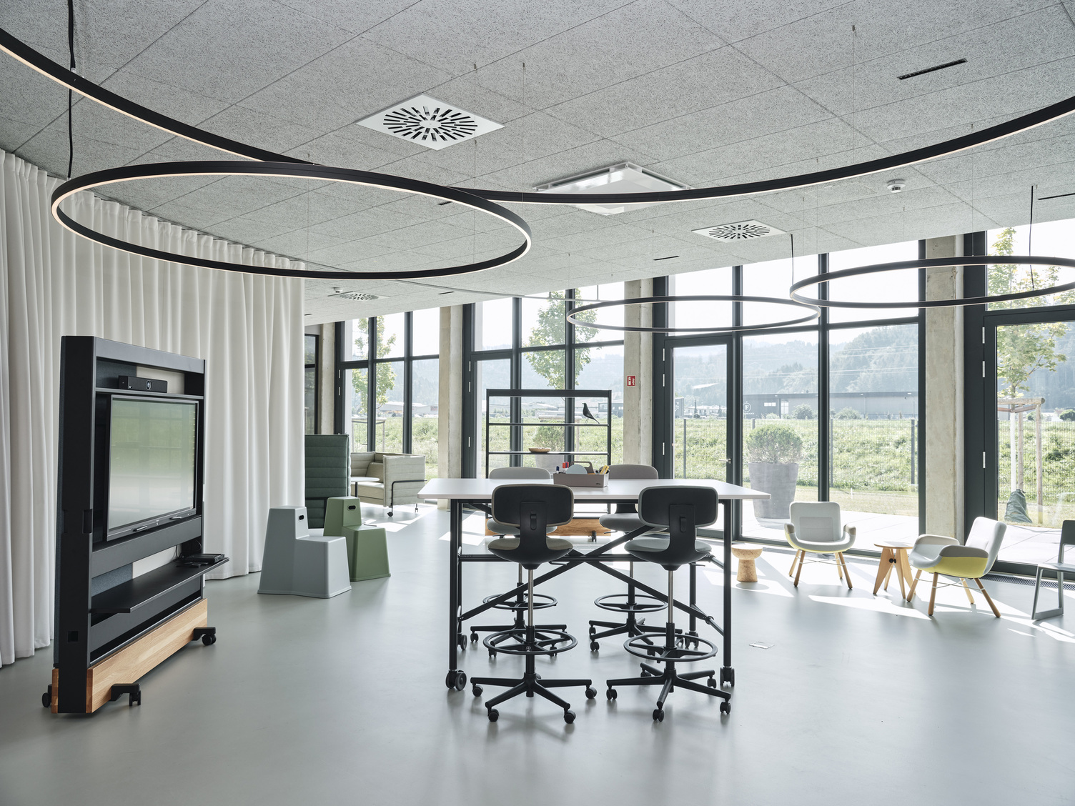 Flexibler Arbeitsbereich bei Streit mit Sattlers Doppio Direkt/Indirekt Leuchten. | ©  Christoph-Duepper
