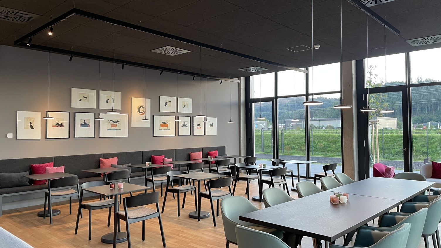 Streit Cafeteria - Mit Avveni Pendelleuchten von Sattler | © Kuehnmedia Cafeteriabereich bei Streit mit modernen Sitzgelegenheiten und Sattlers Avveni Pendelleuchten, sowie Evolution Spot jeweils in Paladio Track Systemleuchten eingesetzt. | © Kuehnmedia
