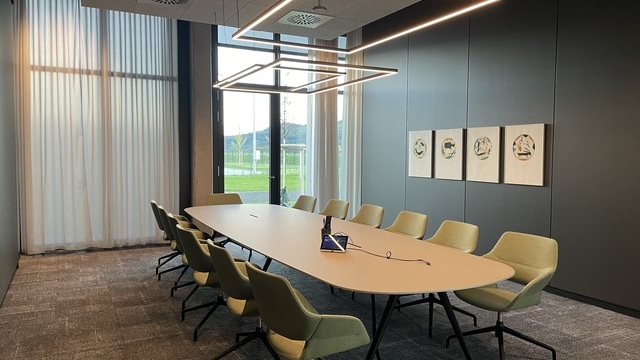 Moderner Besprechungsraum bei Streit mit großen Fenstern und Sattlers Gioco Direct Leuchte.  | © Kuehnmedia