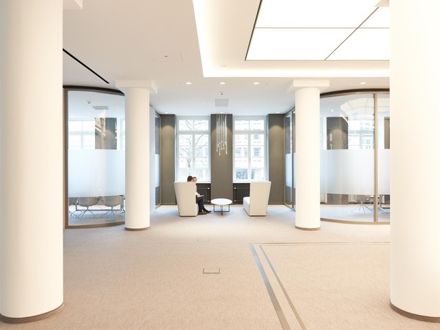 Lichtdecke in repräsentativem Foyer mit homogener Beleuchtung und großzügiger Raumwirkung | © Oliver Rüther, Wiesbaden