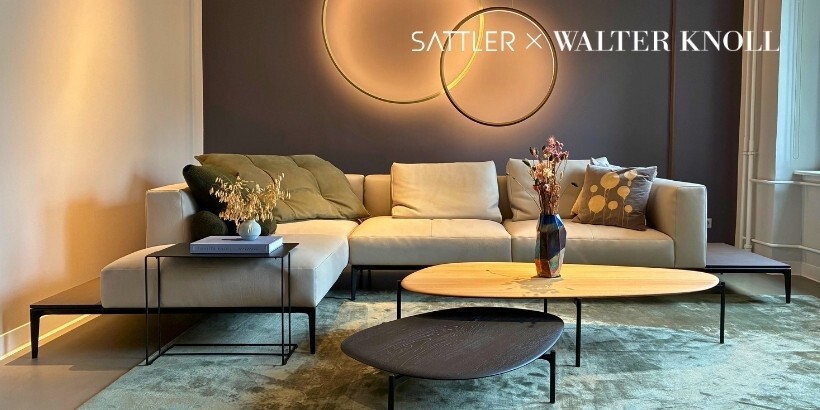 Sofa corner with furniture by WALTER KNOLL & lighting by SATTLER Area in the Berlin showroom: Cosy, stylish, light-coloured corner sofa by WALTER KNOLL with two wall-mounted ring lights by SATTLER. On the picture Logos: WALTER KNOLL X SATTLER.