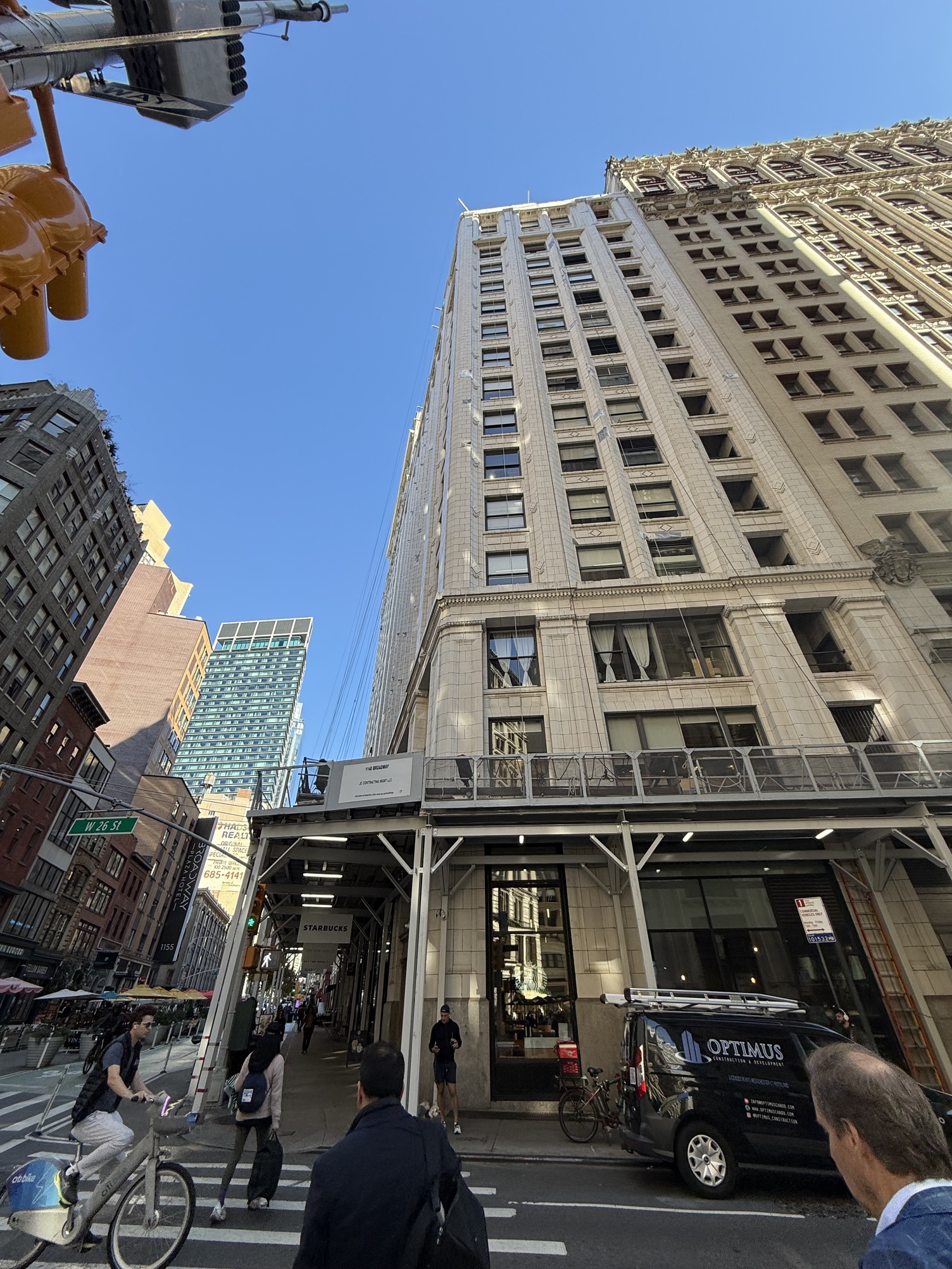 Außenansicht Gebäude Showroom Walter K. Aussenansicht eines Hochhausgebäudes in New York am Broadway in dem im 5ten Stockwerk der WALTER K. Showroom mit SATTLER Leuchten sitzt.