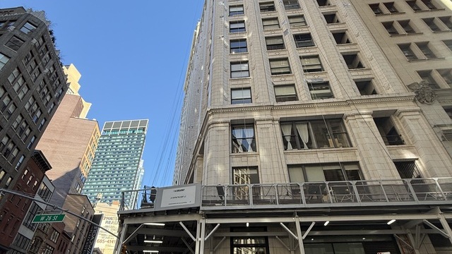 Aussenansicht eines Hochhausgebäudes in New York am Broadway in dem im 5ten Stockwerk der WALTER K. Showroom mit SATTLER Leuchten sitzt.