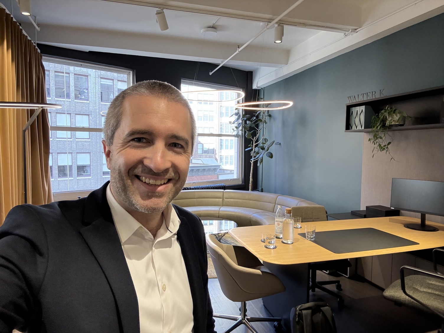 Sven Sattler live im Walter K. Showroom Foto von Sven Sattler, dem Geschäftsführer von SATTLER Lighting, im Walter K. Showroom in New York