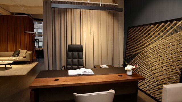 Chefbüro Pendelleuchte. Elegante, blendfreie lineare Pendelleuchte PALADIO LENS in schwarz für den edlen Bildschirmarbeitsplatz.  | © Sydney Rampasaud of SydLion Visuals