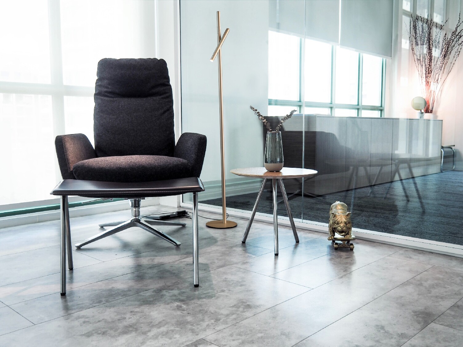 Fino Stehleuchte von SATTLER neben einem Loungesessel im Wilkhahn Showroom Singapur
