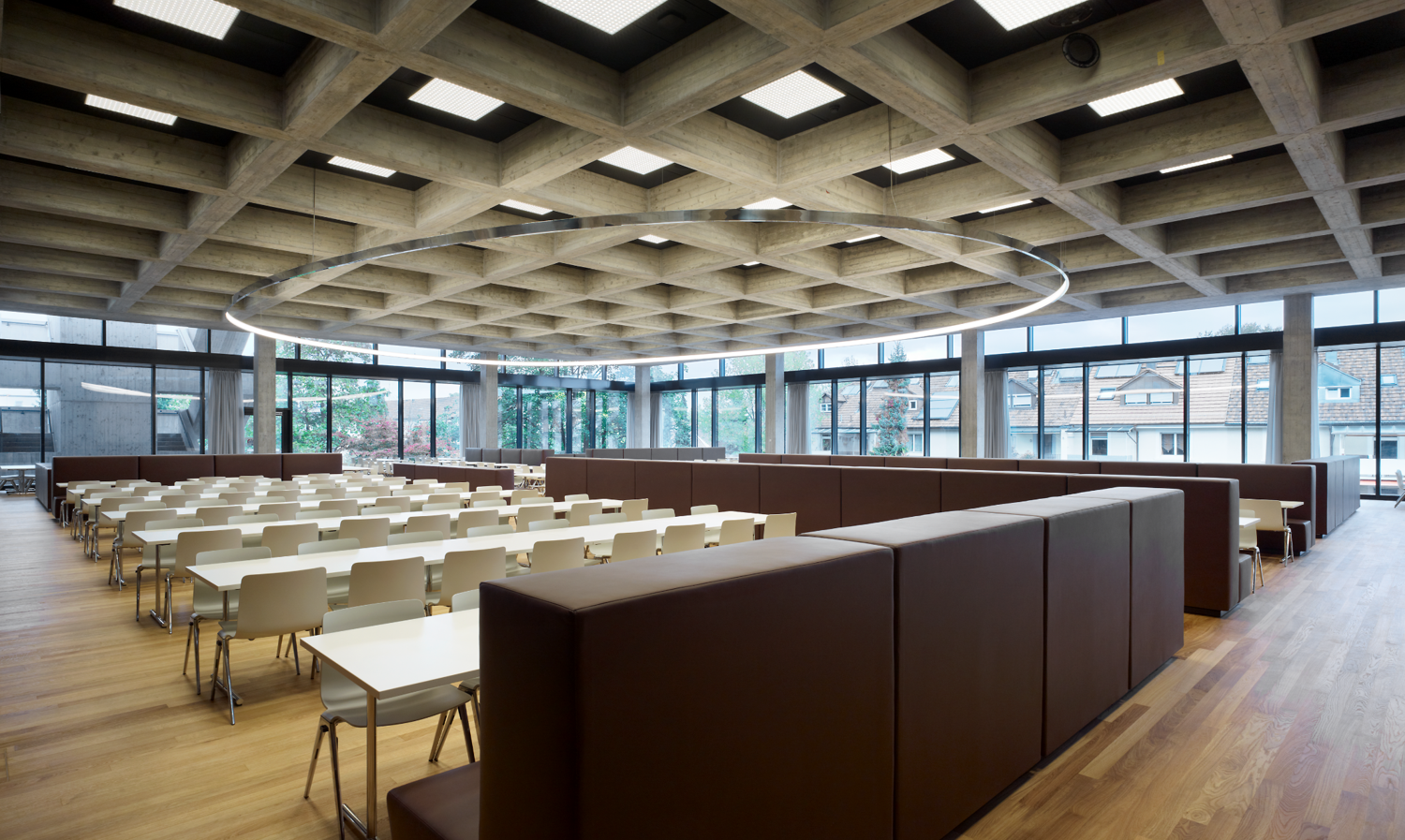 Sonderleuchte (19m) Freiform über weißen Tischen in einer großen Kantine. | © Ruedi Walti