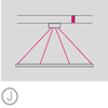 Schemazeichnung mit Leuchte von der 4 stromführende Stahlseile (pink dargestellt) zu einem runden Deckenbaldachin führen, der direkt an der Decke montiert ist. In der Zwischendecke  (mit zwei waagerechten Strichen als Hohldecke dargestellt) befindet sich die externe Technikeinheit (dargestellt als pinkes Rechteck). Außerhalb des Bildes steht ein J. | © SATTLER