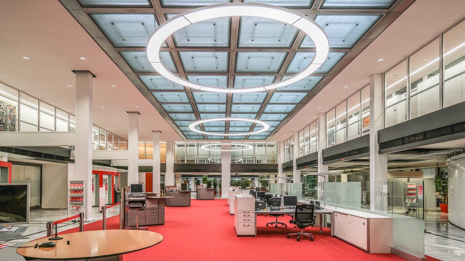 Bankinterieur mit ringförmigen LED-Leuchten ANELLO von Sattler Lighting, Referenz KSK Ludwigsburg