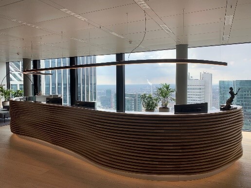 Empfangsbereich Omni Tower Frankfurt mit linearen Pendelleuchten