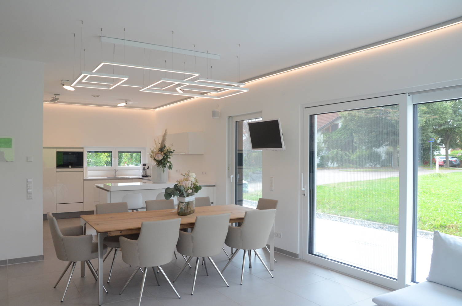 Aufenthaltsraum mit GIOCO LED-Leuchten, moderne lockere Anordnung